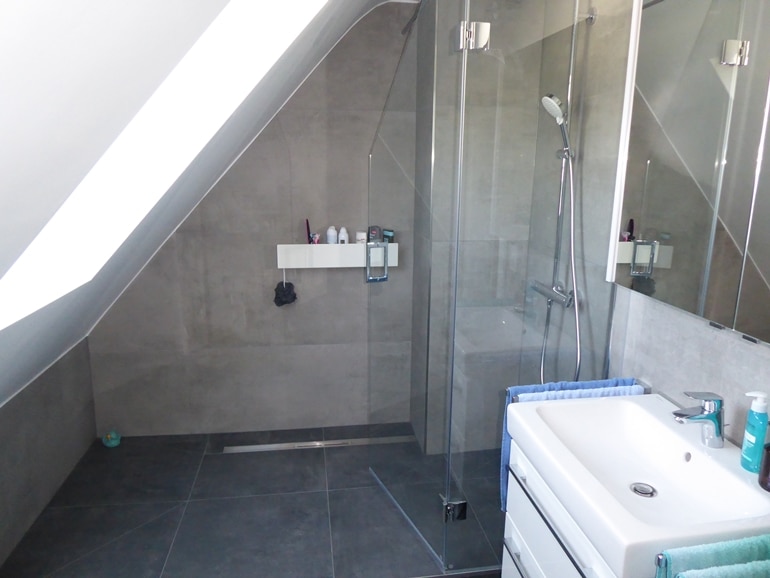 badezimmer-dachschraege-nach-sanierung Bad mit Dachschräge nach der Sanierung